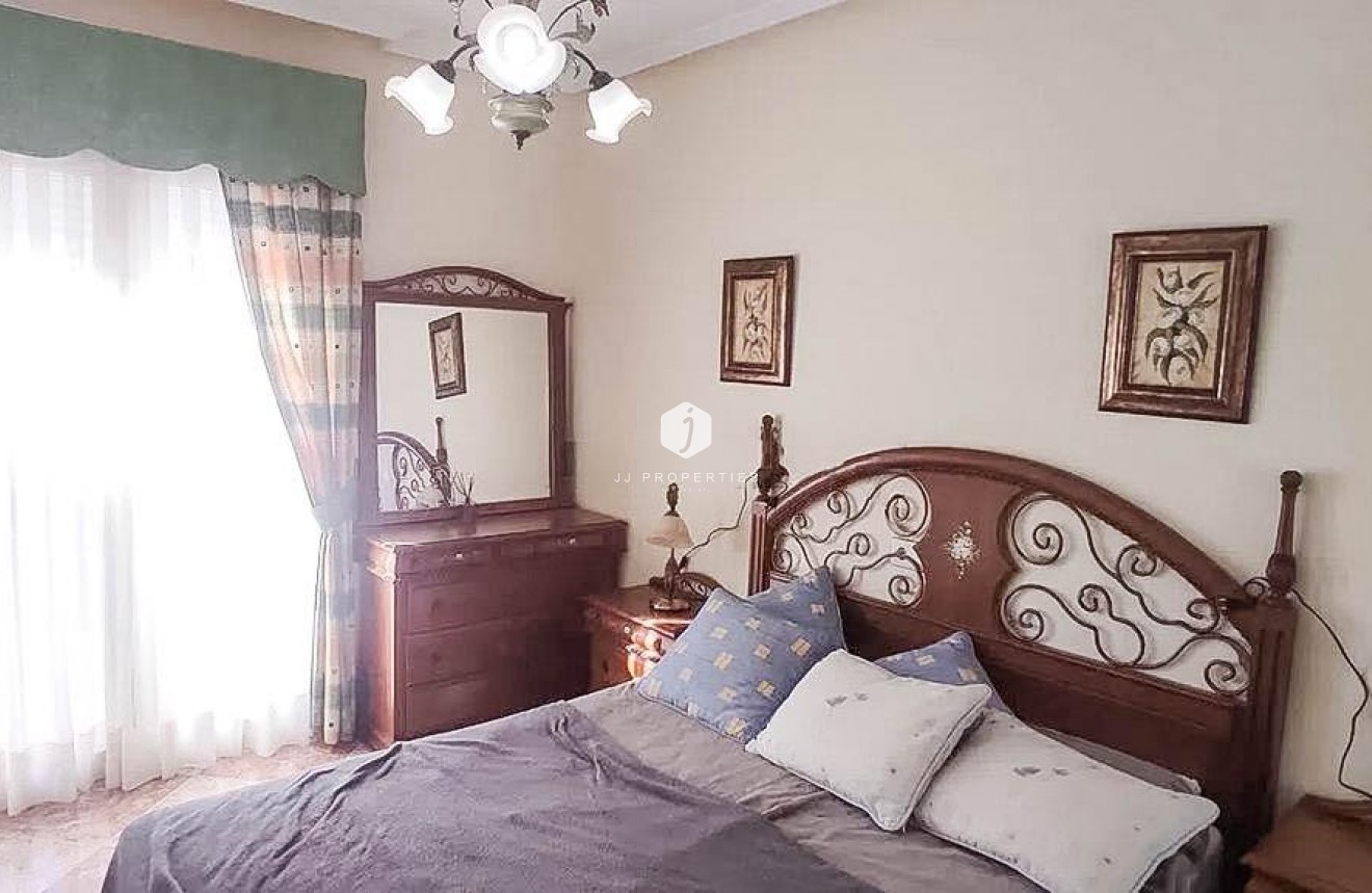 Resale - Chalet -
Torrevieja - Los altos