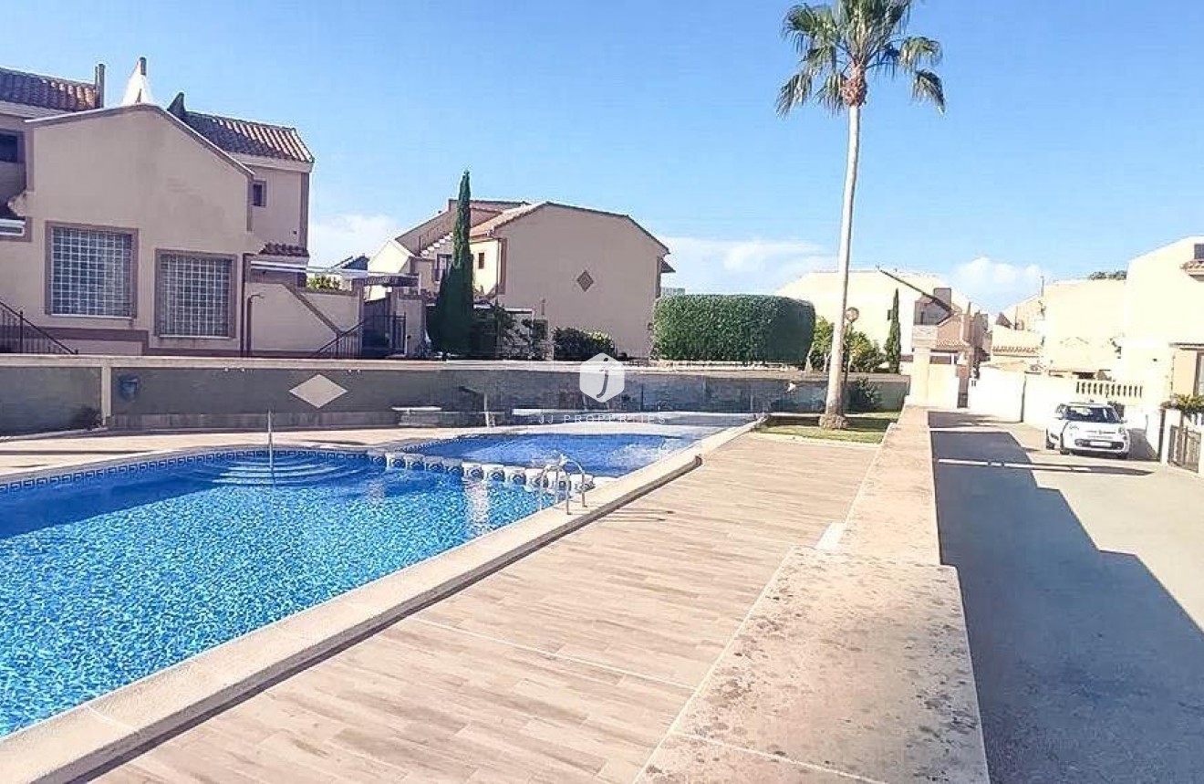 Resale - Chalet -
Torrevieja - Los altos