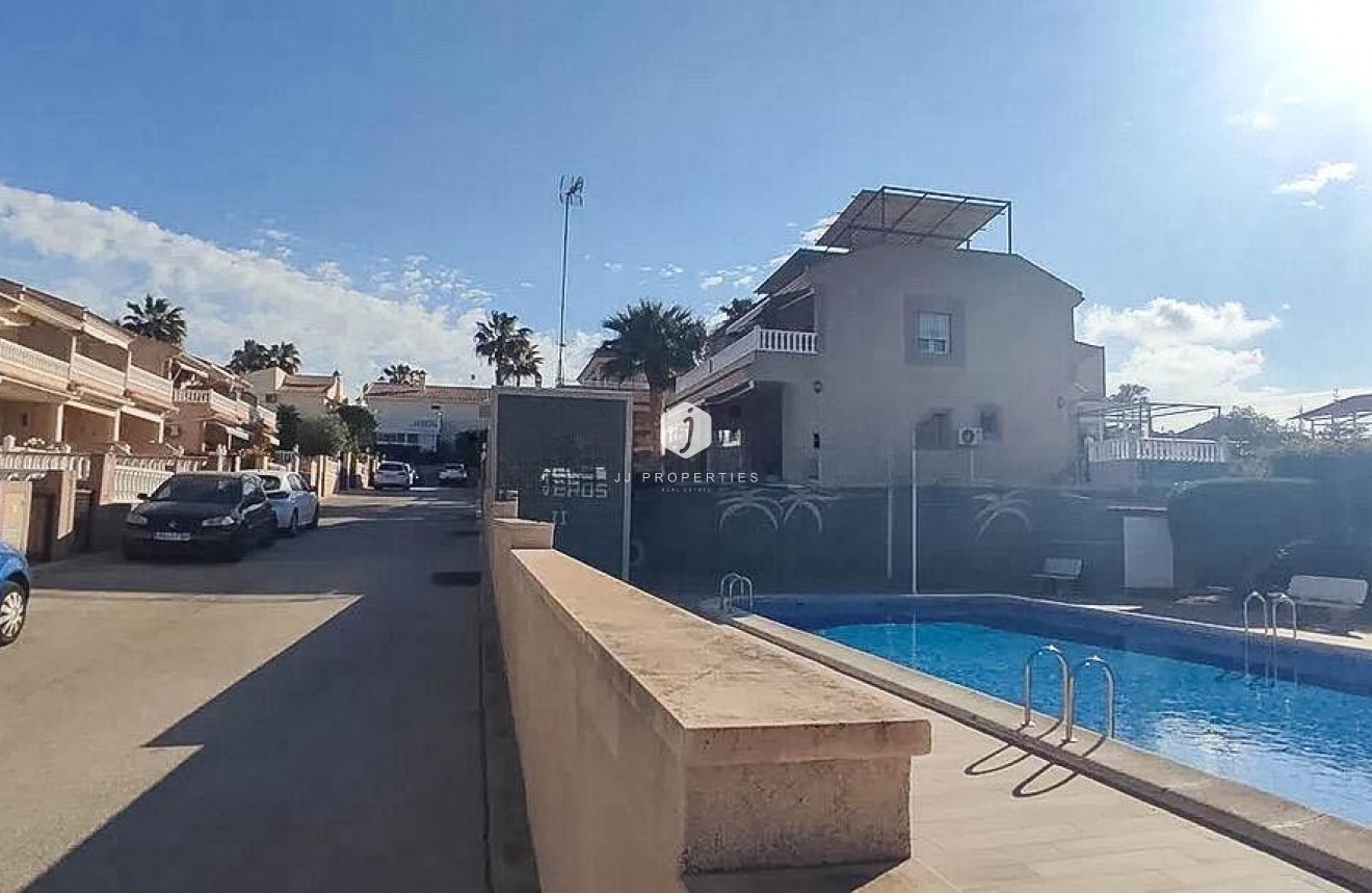 Resale - Chalet -
Torrevieja - Los altos