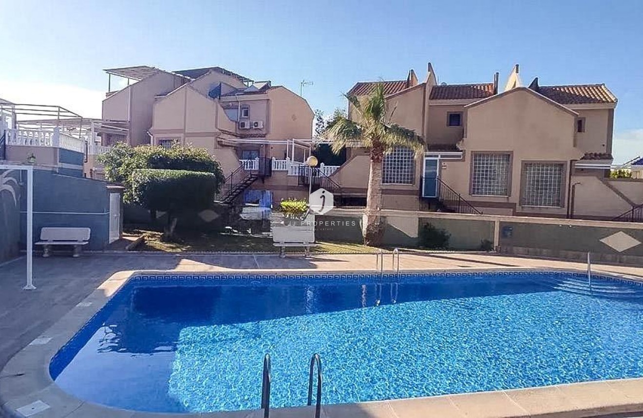 Resale - Chalet -
Torrevieja - Los altos