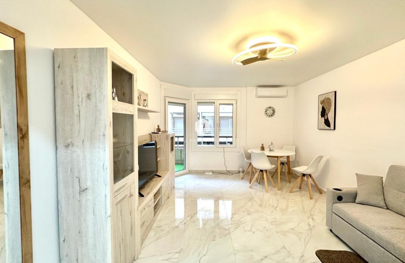 Resale - Apartment / flat -
Torrevieja - Playa del Cura