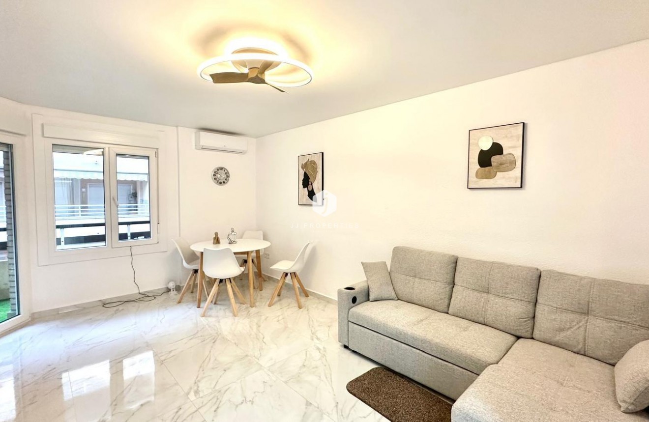 Resale - Apartment / flat -
Torrevieja - Playa del Cura