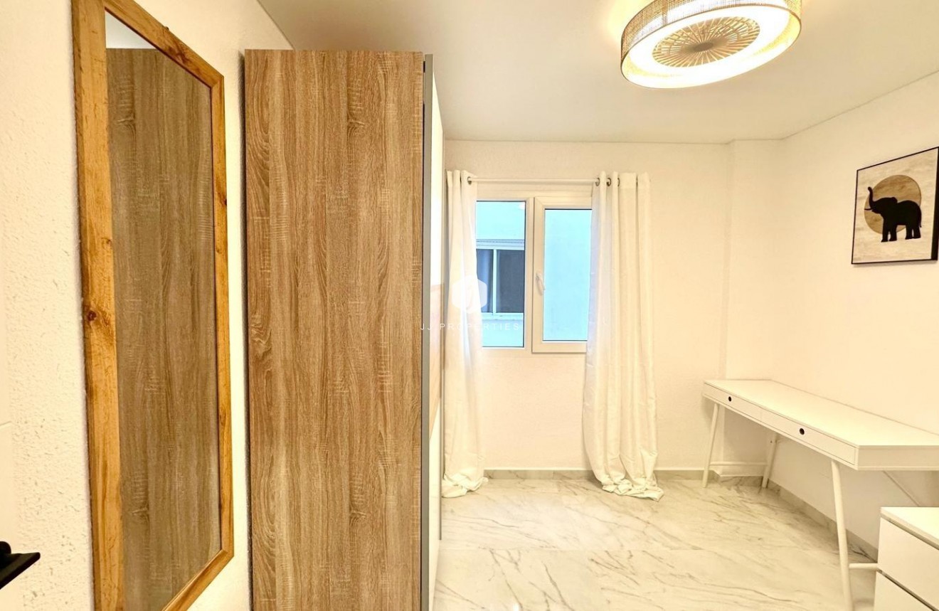 Resale - Apartment / flat -
Torrevieja - Playa del Cura