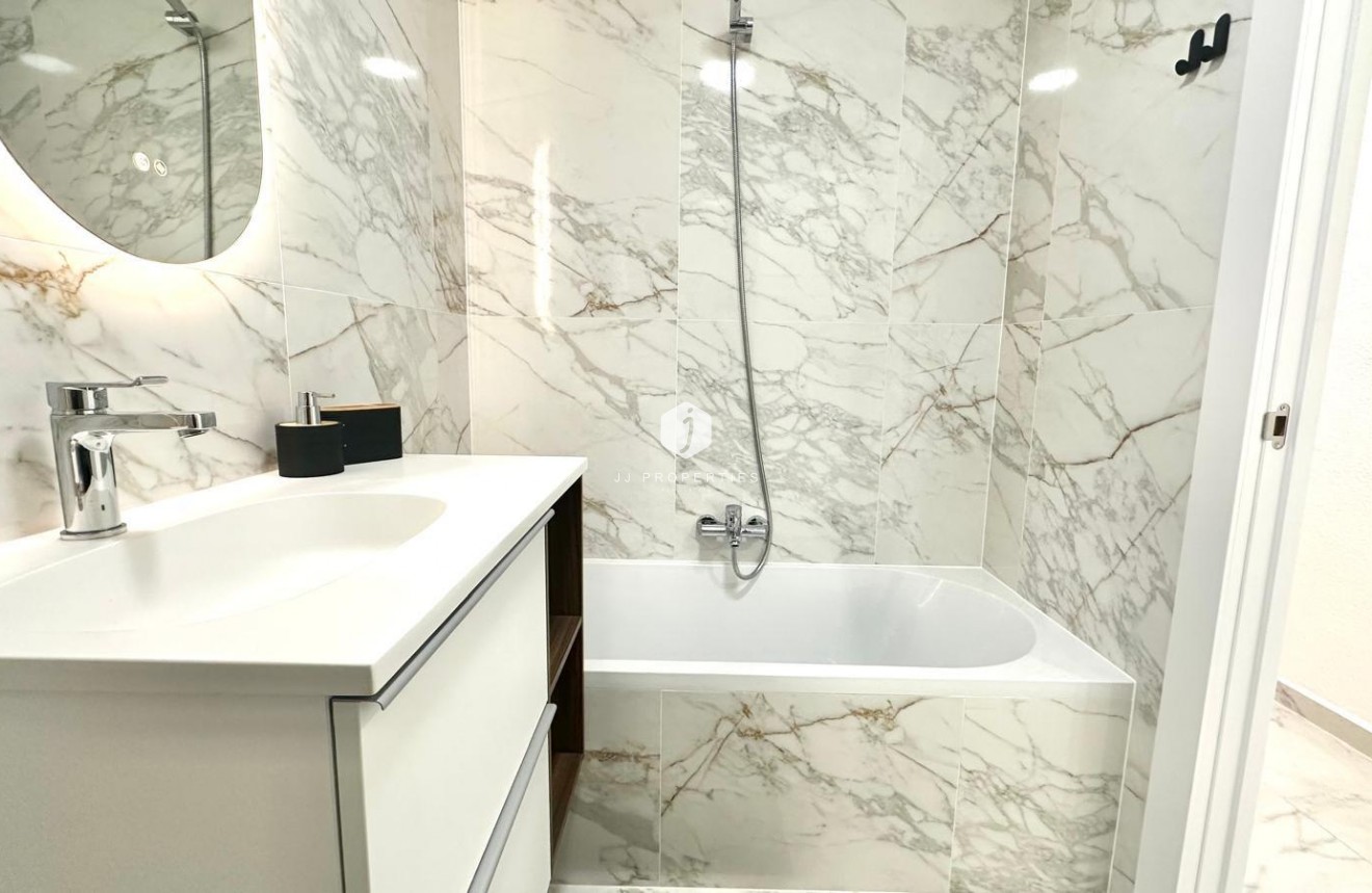 Resale - Apartment / flat -
Torrevieja - Playa del Cura