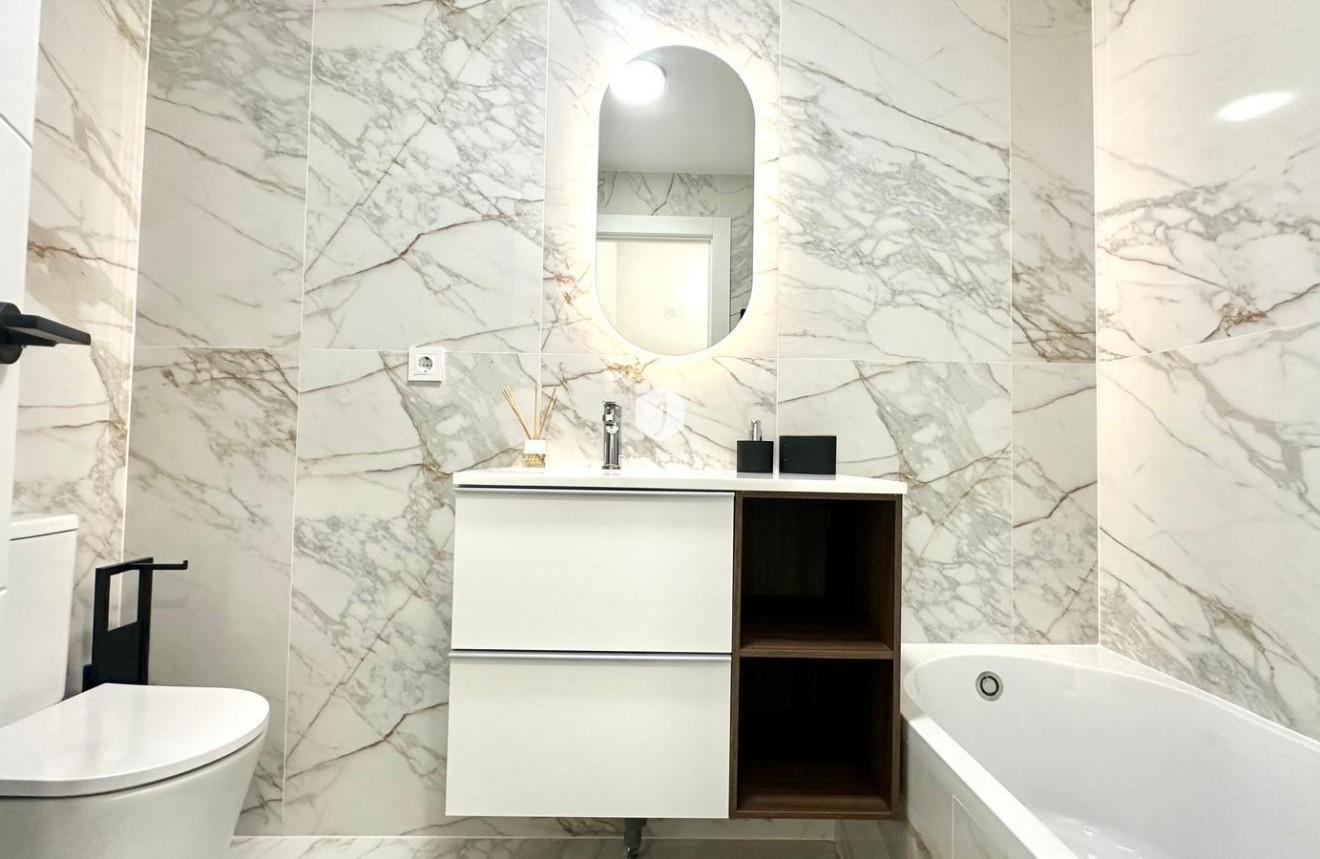 Resale - Apartment / flat -
Torrevieja - Playa del Cura