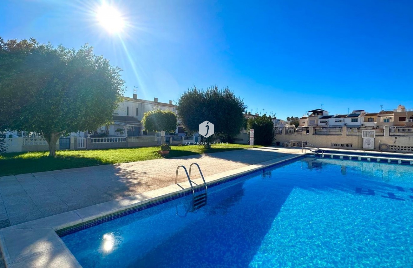 Resale - Chalet -
Torrevieja - Estacion de autobuses