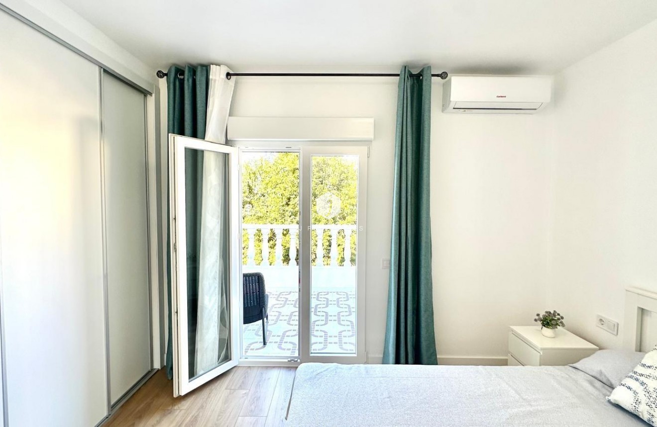 Resale - Chalet -
Torrevieja - Estacion de autobuses