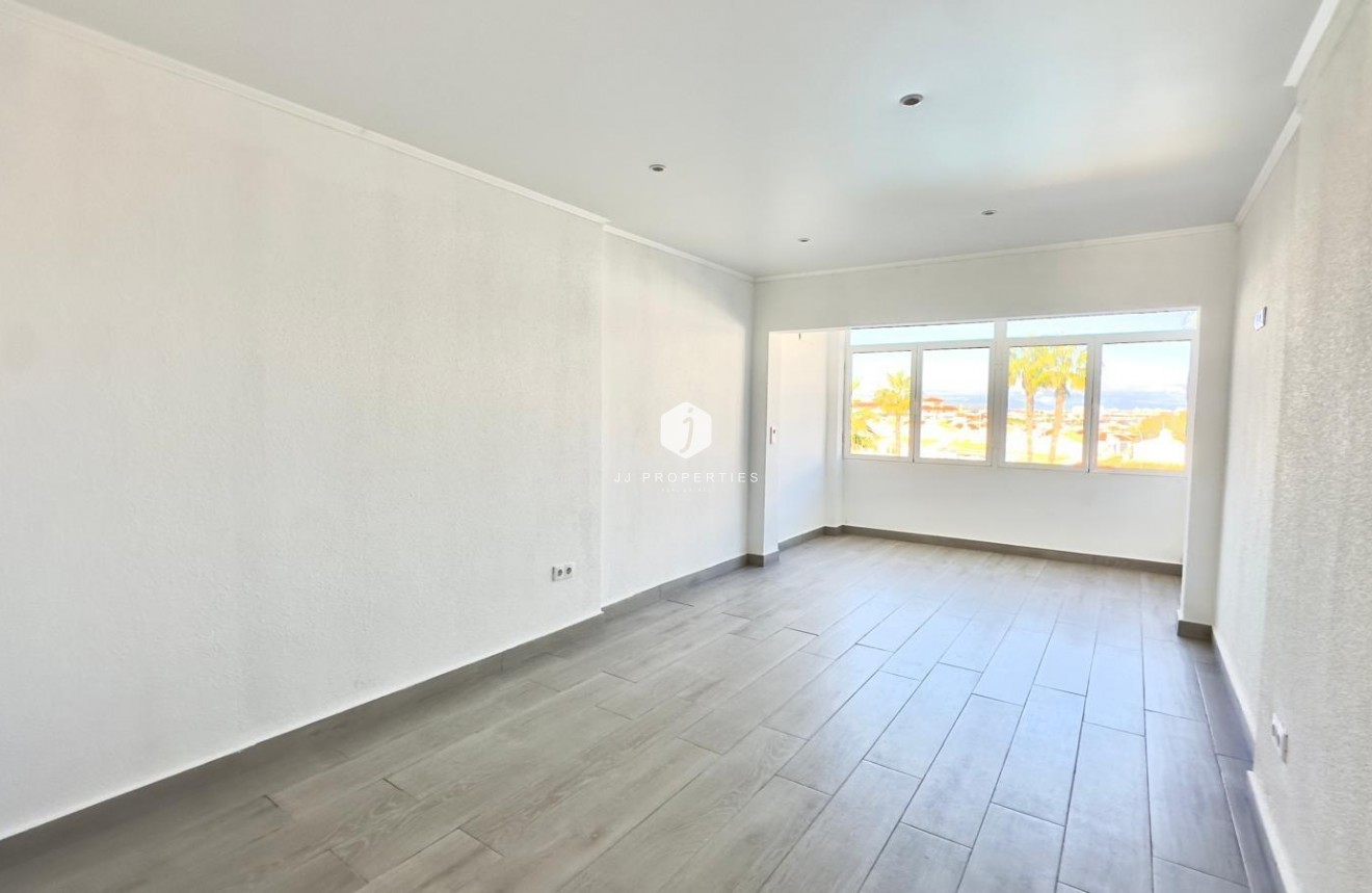 Resale - Chalet -
Torrevieja - La Mata