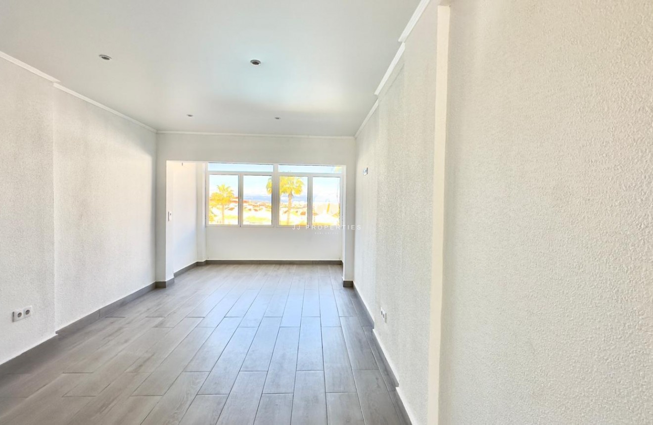 Resale - Chalet -
Torrevieja - La Mata