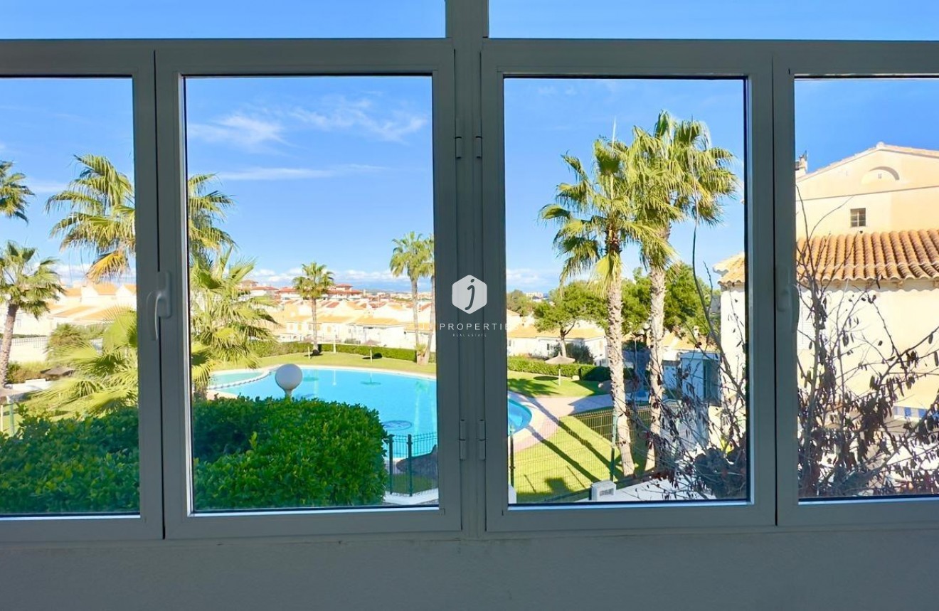 Resale - Chalet -
Torrevieja - La Mata