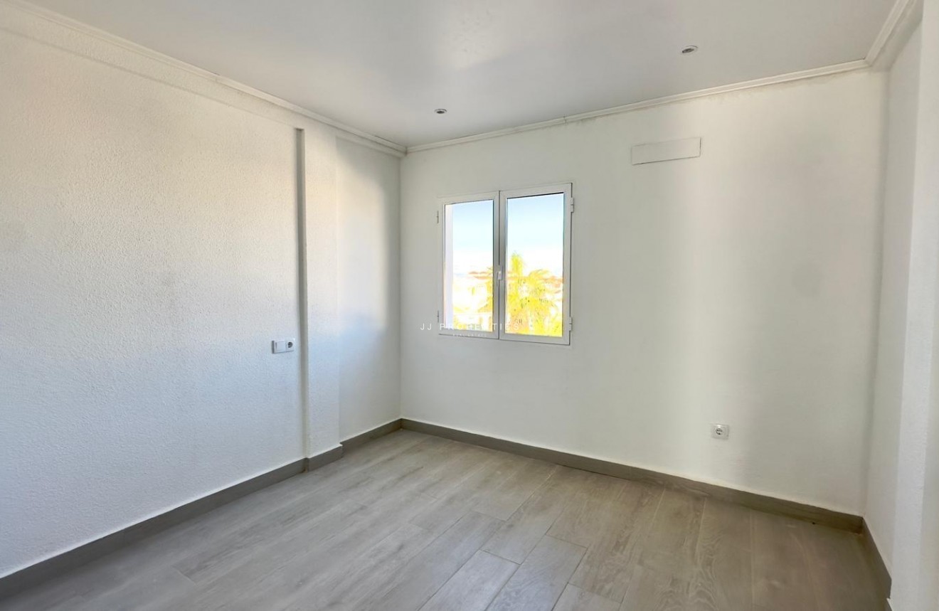 Resale - Chalet -
Torrevieja - La Mata