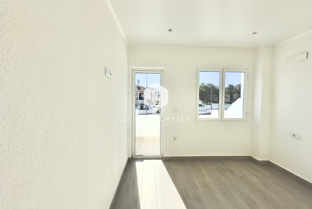 Resale - Chalet -
Torrevieja - La Mata