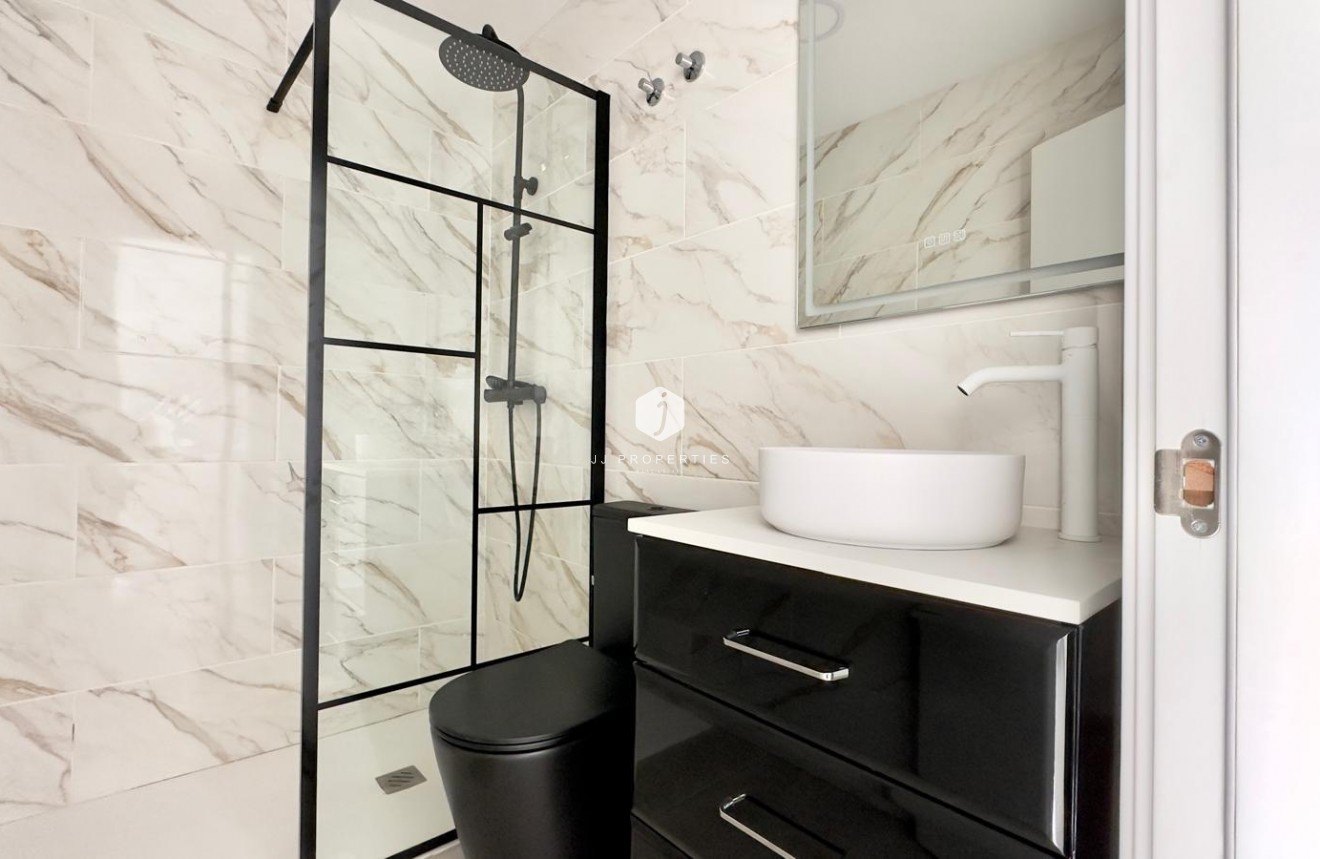 Resale - Chalet -
Torrevieja - La Mata