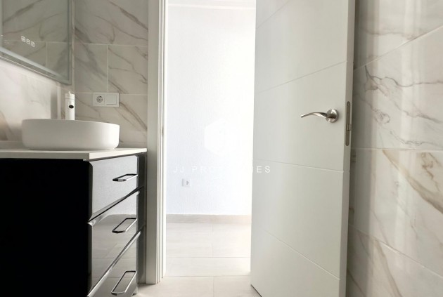 Resale - Chalet -
Torrevieja - La Mata