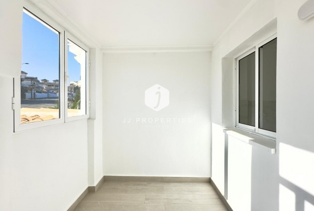 Resale - Chalet -
Torrevieja - La Mata