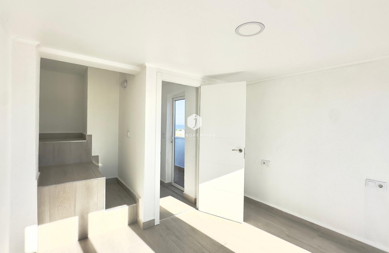 Resale - Chalet -
Torrevieja - La Mata