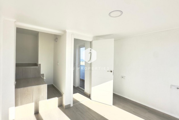 Resale - Chalet -
Torrevieja - La Mata