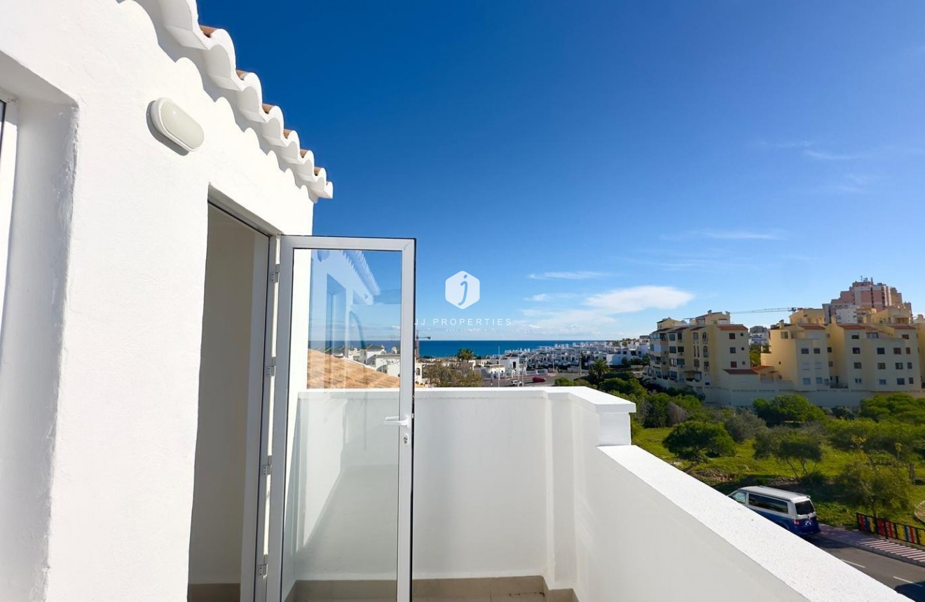 Resale - Chalet -
Torrevieja - La Mata