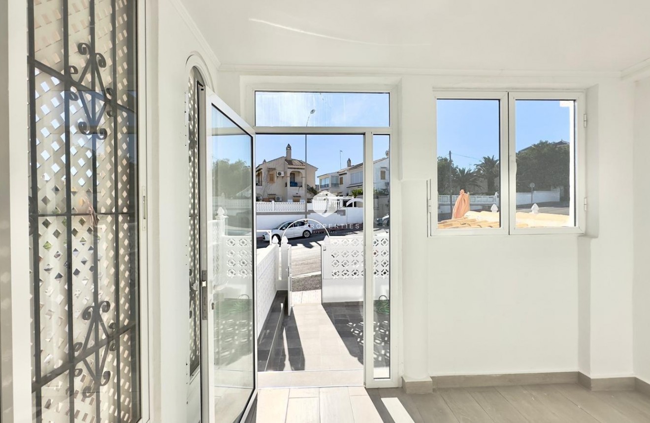 Resale - Chalet -
Torrevieja - La Mata