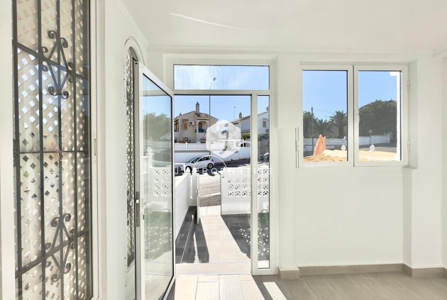 Resale - Chalet -
Torrevieja - La Mata