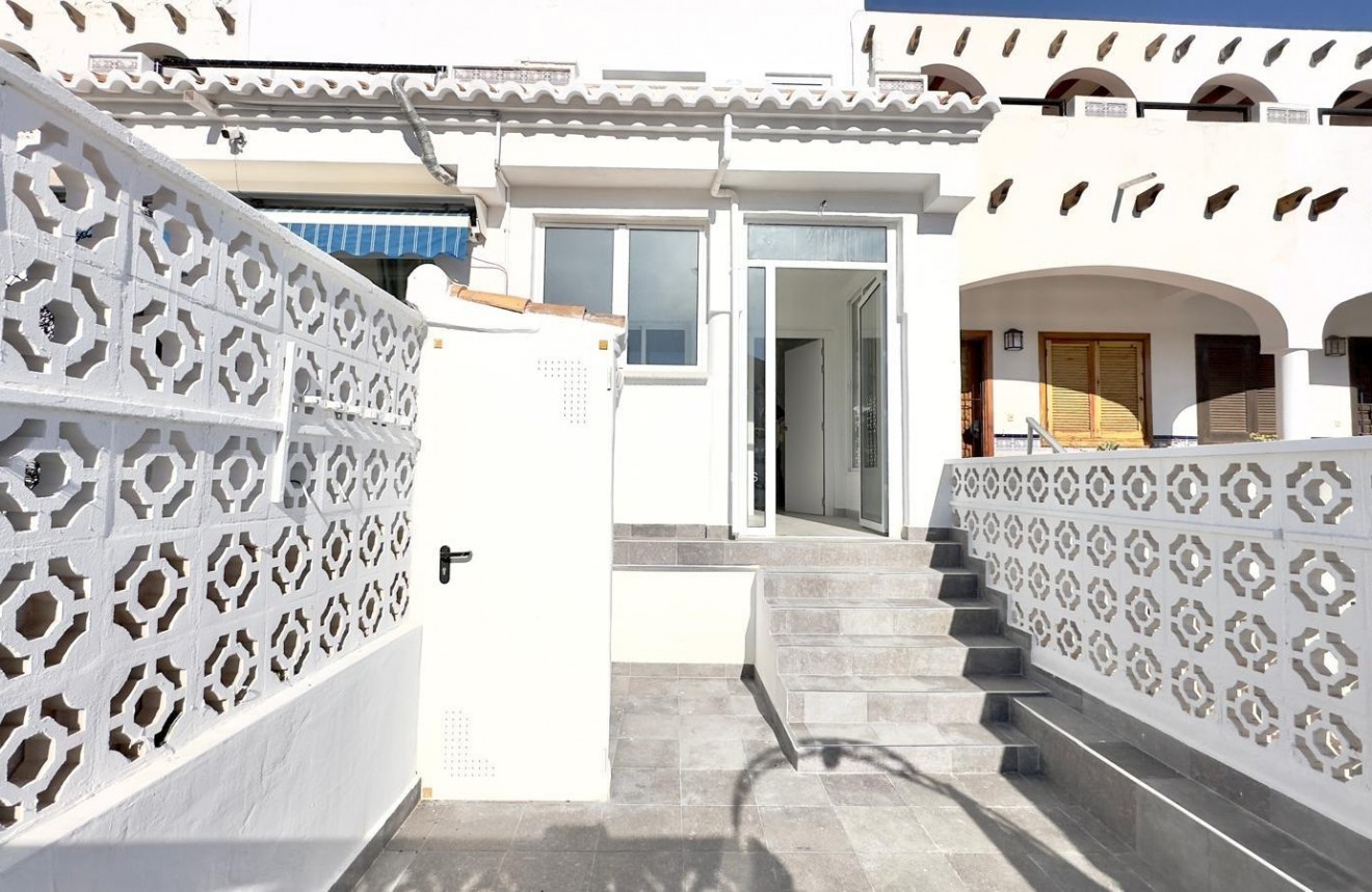 Resale - Chalet -
Torrevieja - La Mata