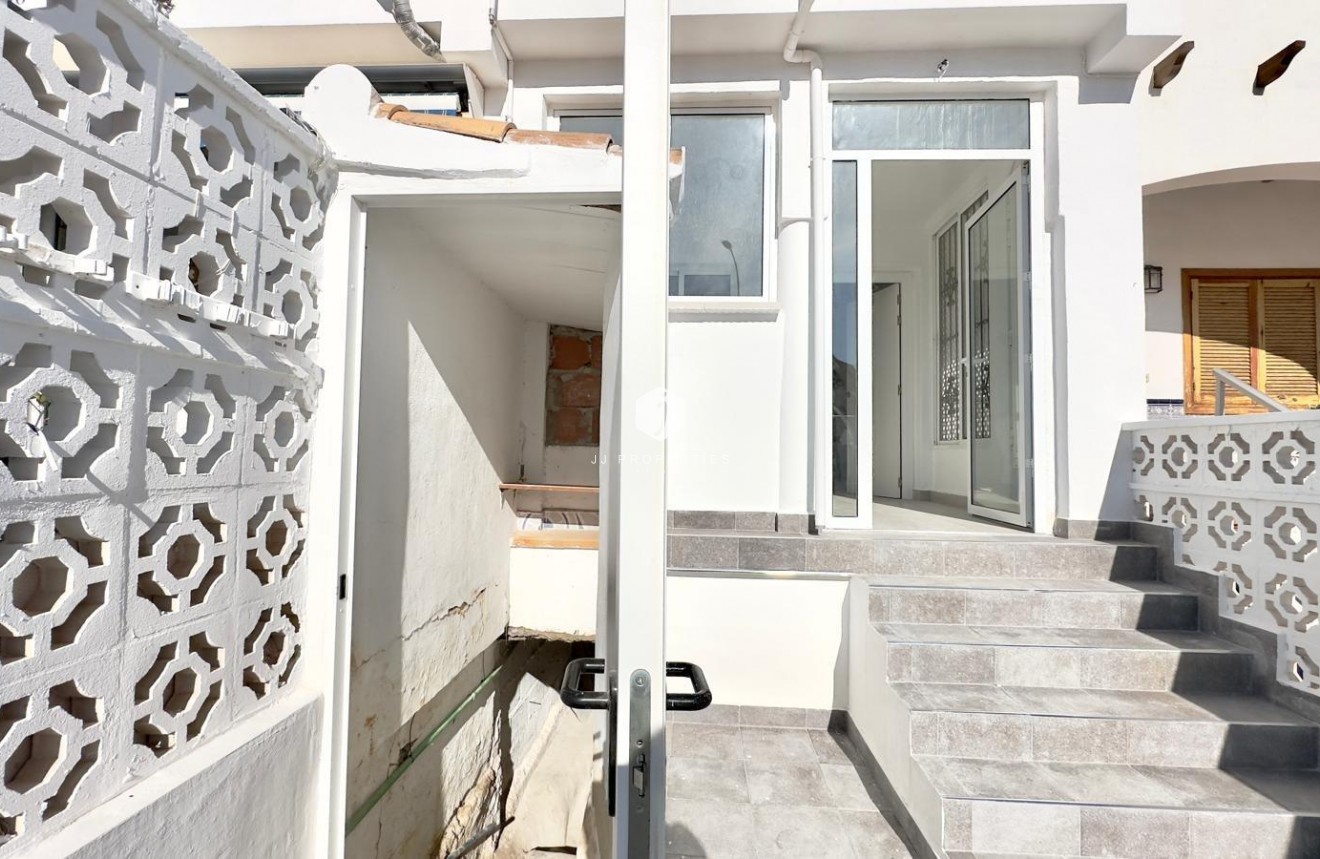 Resale - Chalet -
Torrevieja - La Mata