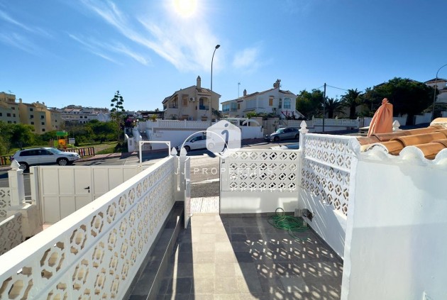 Resale - Chalet -
Torrevieja - La Mata