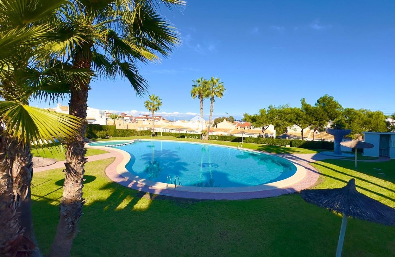 Resale - Chalet -
Torrevieja - La Mata