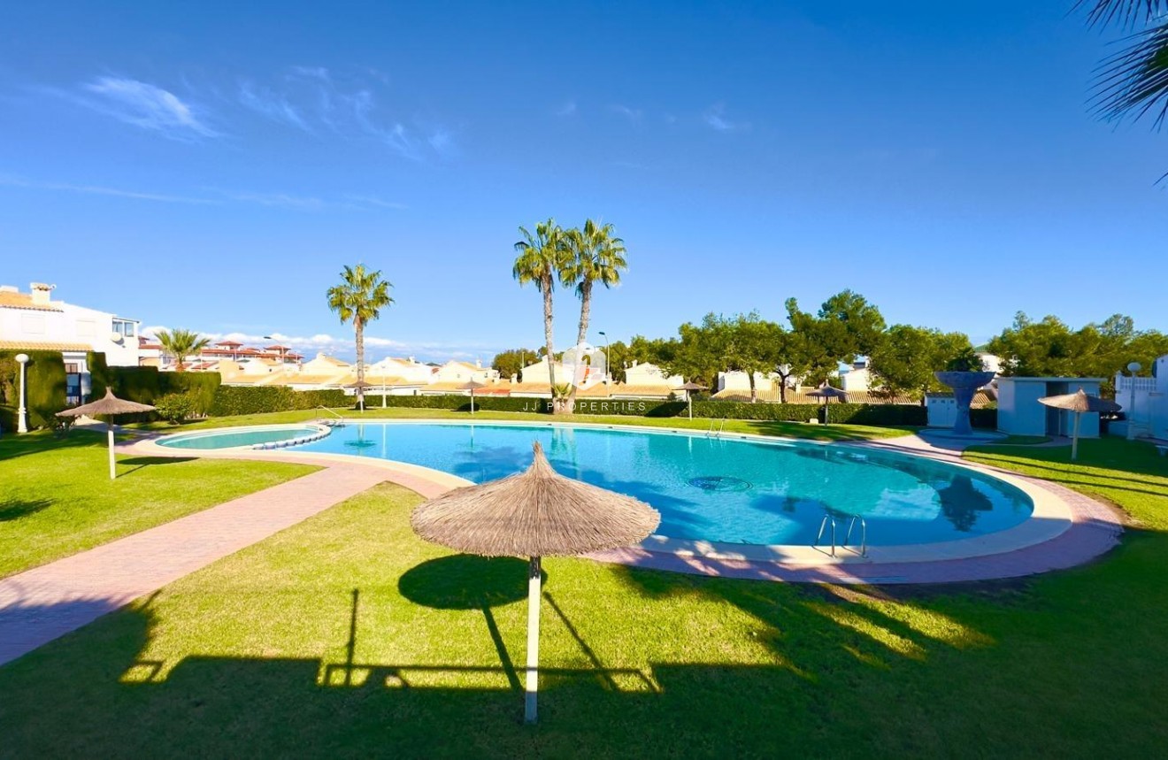 Resale - Chalet -
Torrevieja - La Mata