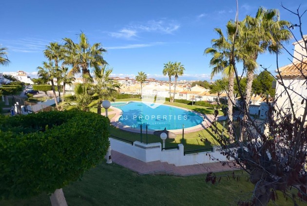 Resale - Chalet -
Torrevieja - La Mata