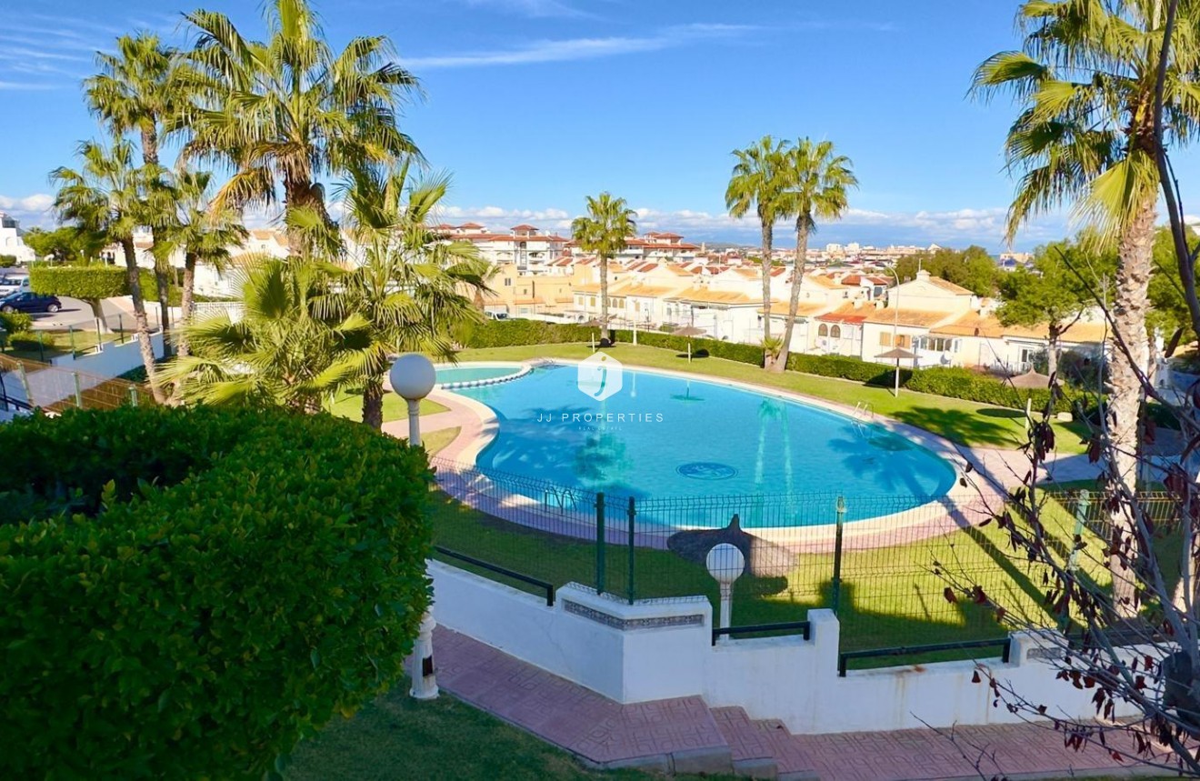 Resale - Chalet -
Torrevieja - La Mata