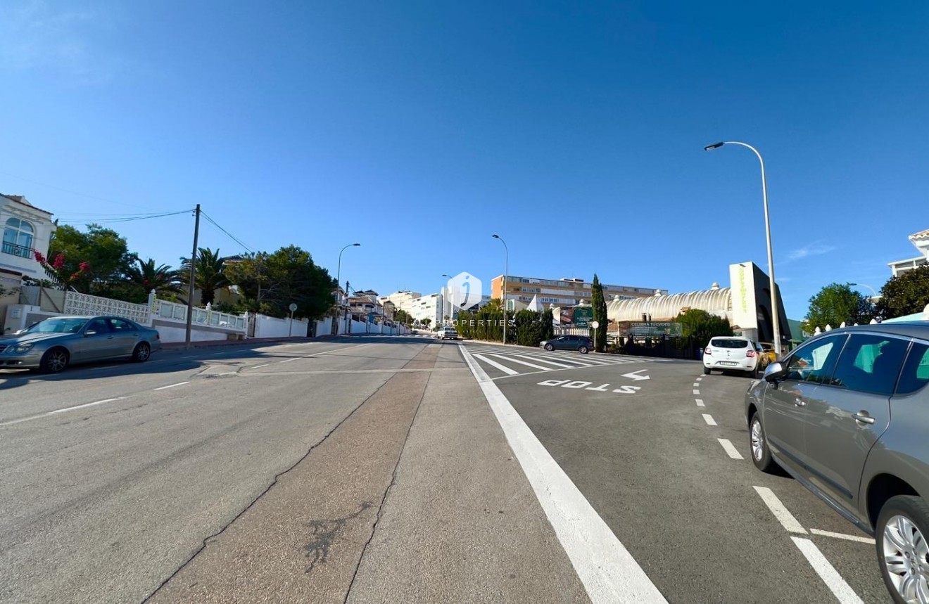 Resale - Chalet -
Torrevieja - La Mata