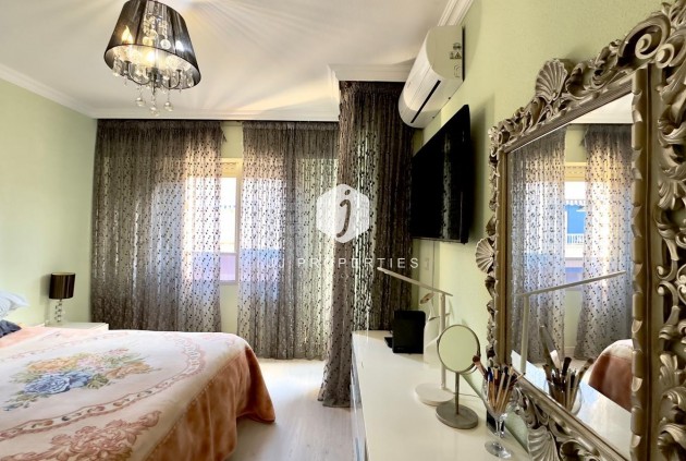 Resale - Apartment / flat -
Torrevieja - Centro