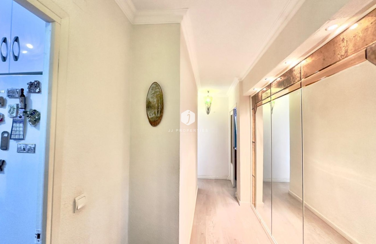 Resale - Apartment / flat -
Torrevieja - Centro