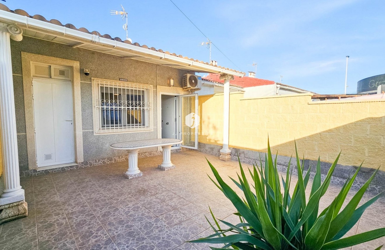 Resale - Chalet -
Torrevieja - El Limonar