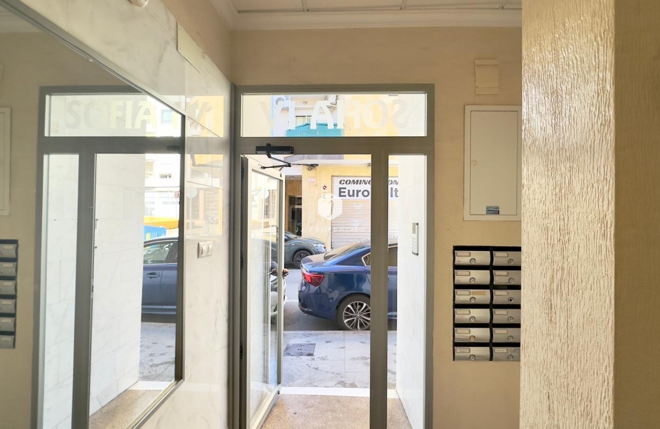 Z drugiej ręki - Mieszkanie w bloku -
Torrevieja