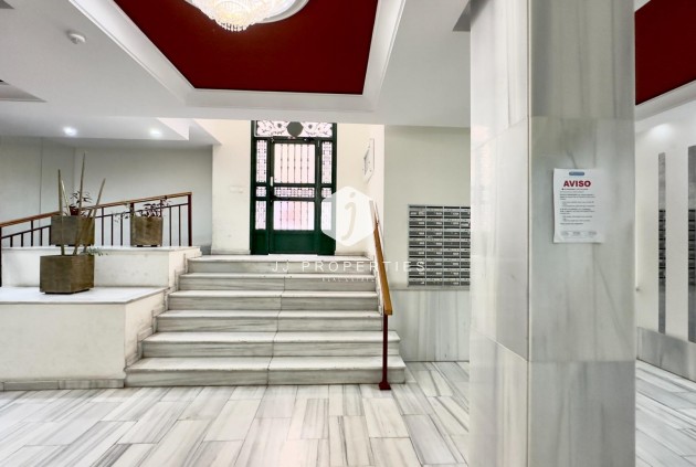 Resale - Apartment / flat -
Torrevieja - Centro