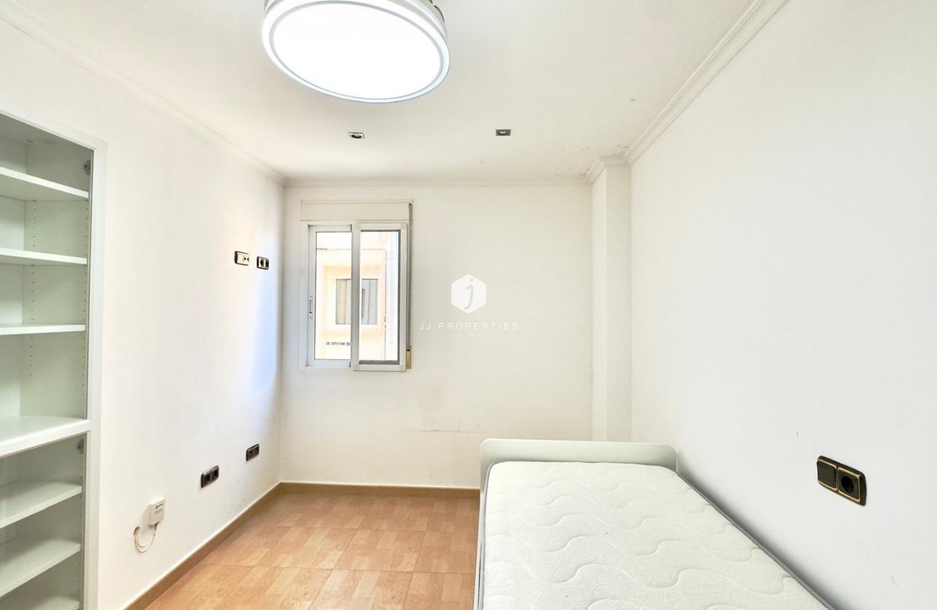 Resale - Apartment / flat -
Torrevieja - Centro