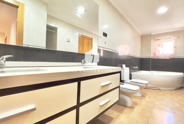 Resale - Apartment / flat -
Torrevieja - Centro