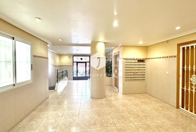 Resale - Apartment / flat -
Torrevieja - Centro