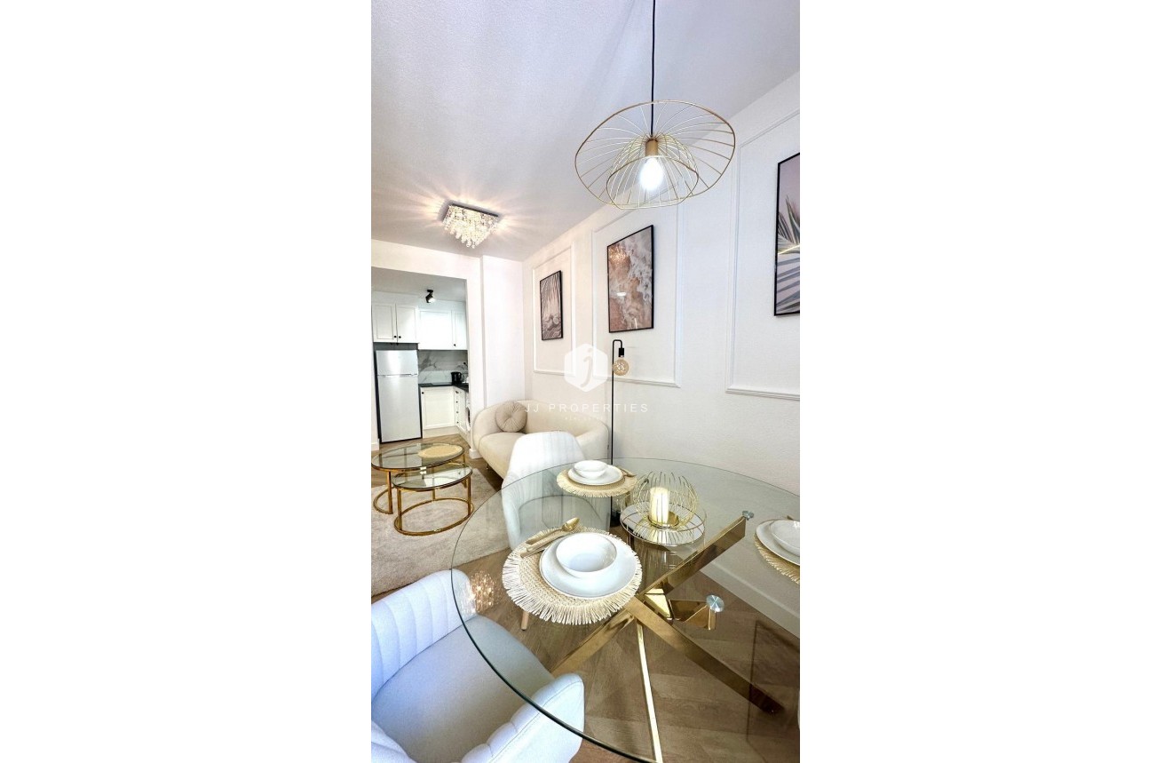 Resale - Apartment / flat -
Torrevieja - Centro