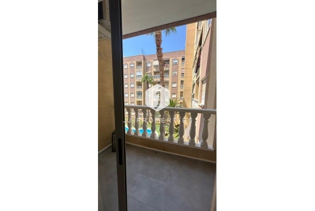 Resale - Apartment / flat -
Torrevieja - Centro