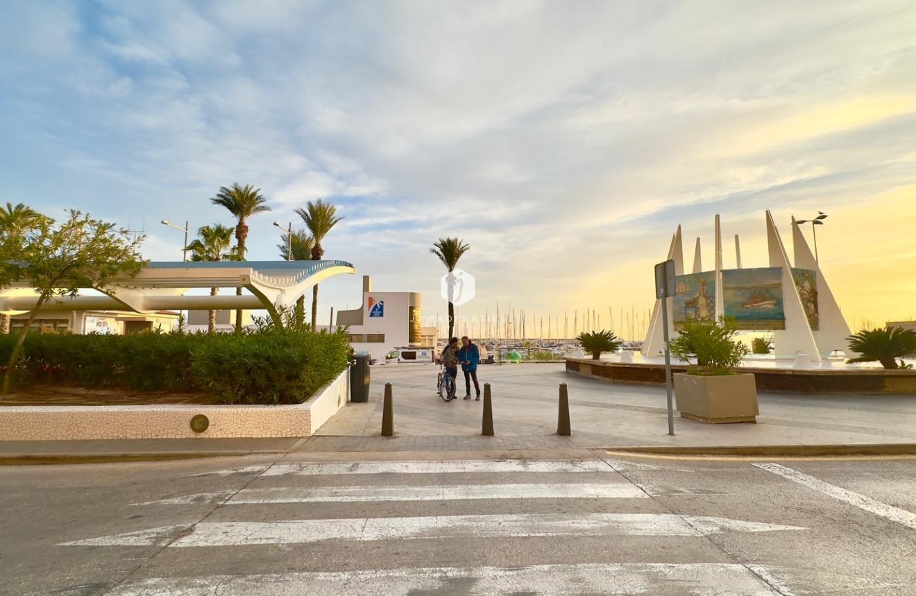 Z drugiej ręki - Mieszkanie w bloku -
Torrevieja