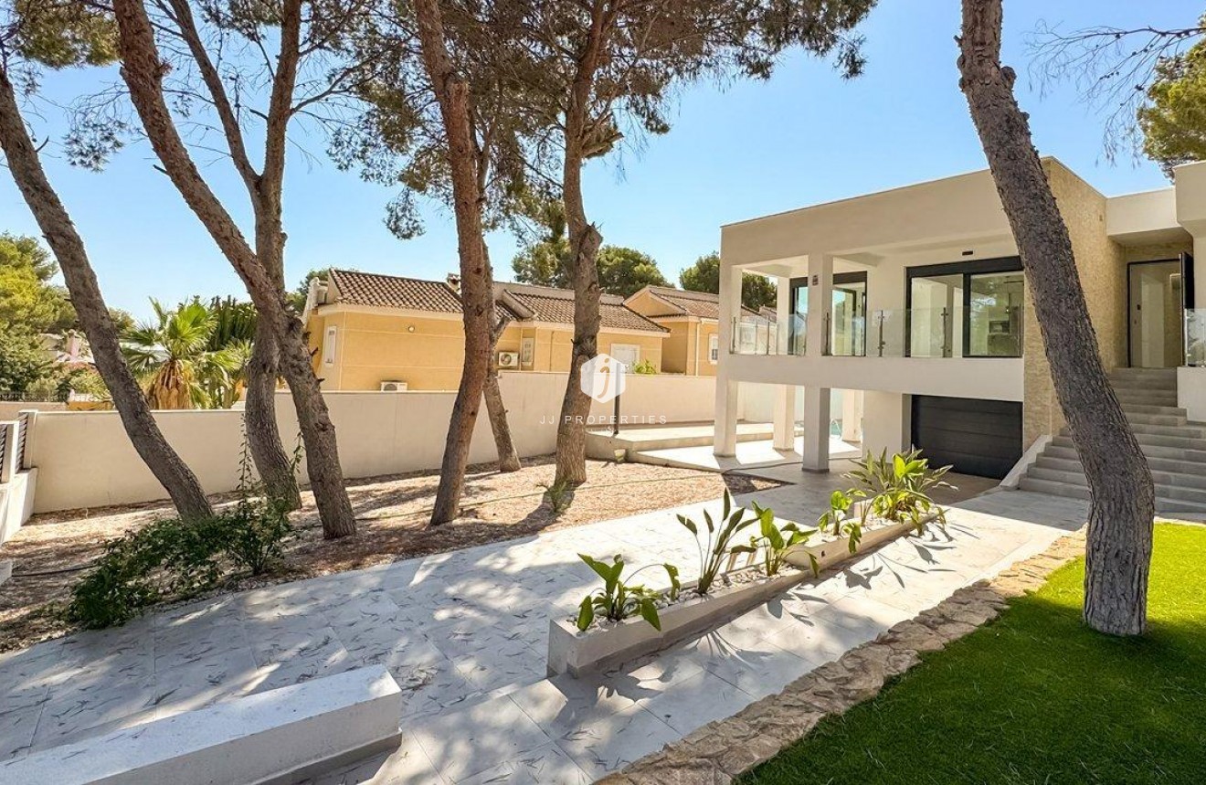 Resale - Villa -
Torrevieja - Los Balcones - Los Altos del Edén