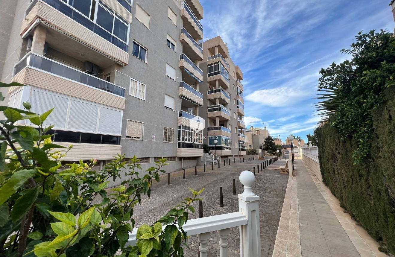 Resale - Apartment / flat -
Torrevieja - aguas nuevas