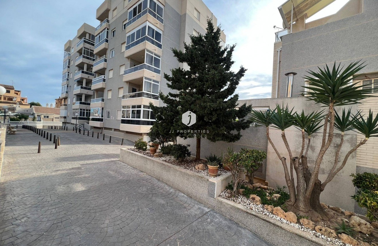 Resale - Apartment / flat -
Torrevieja - aguas nuevas