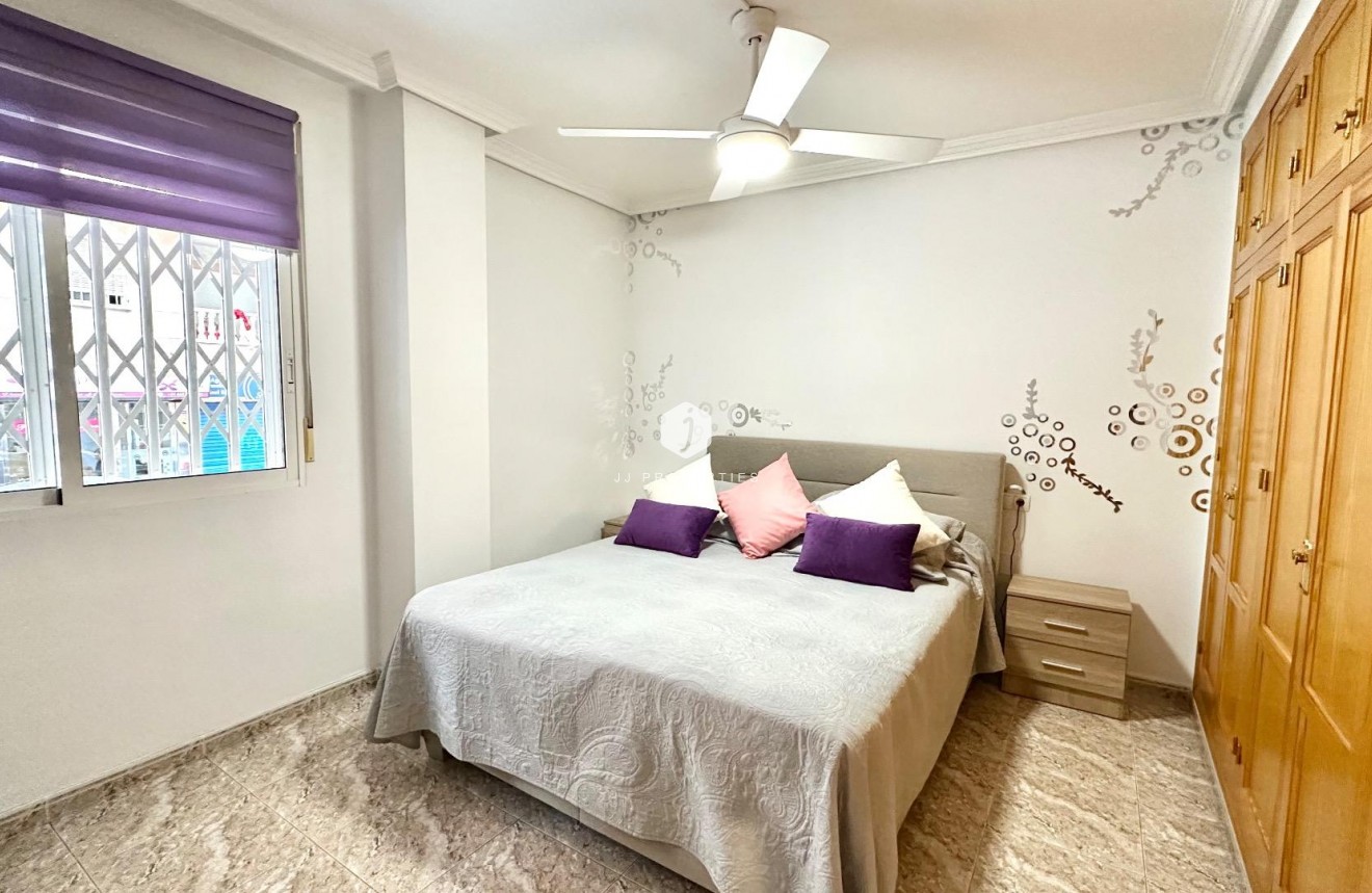 Resale - Apartment / flat -
Torrevieja - Centro