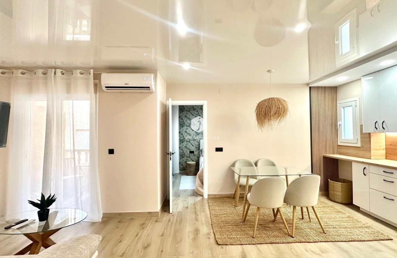 Resale - Apartment / flat -
Torrevieja - Centro