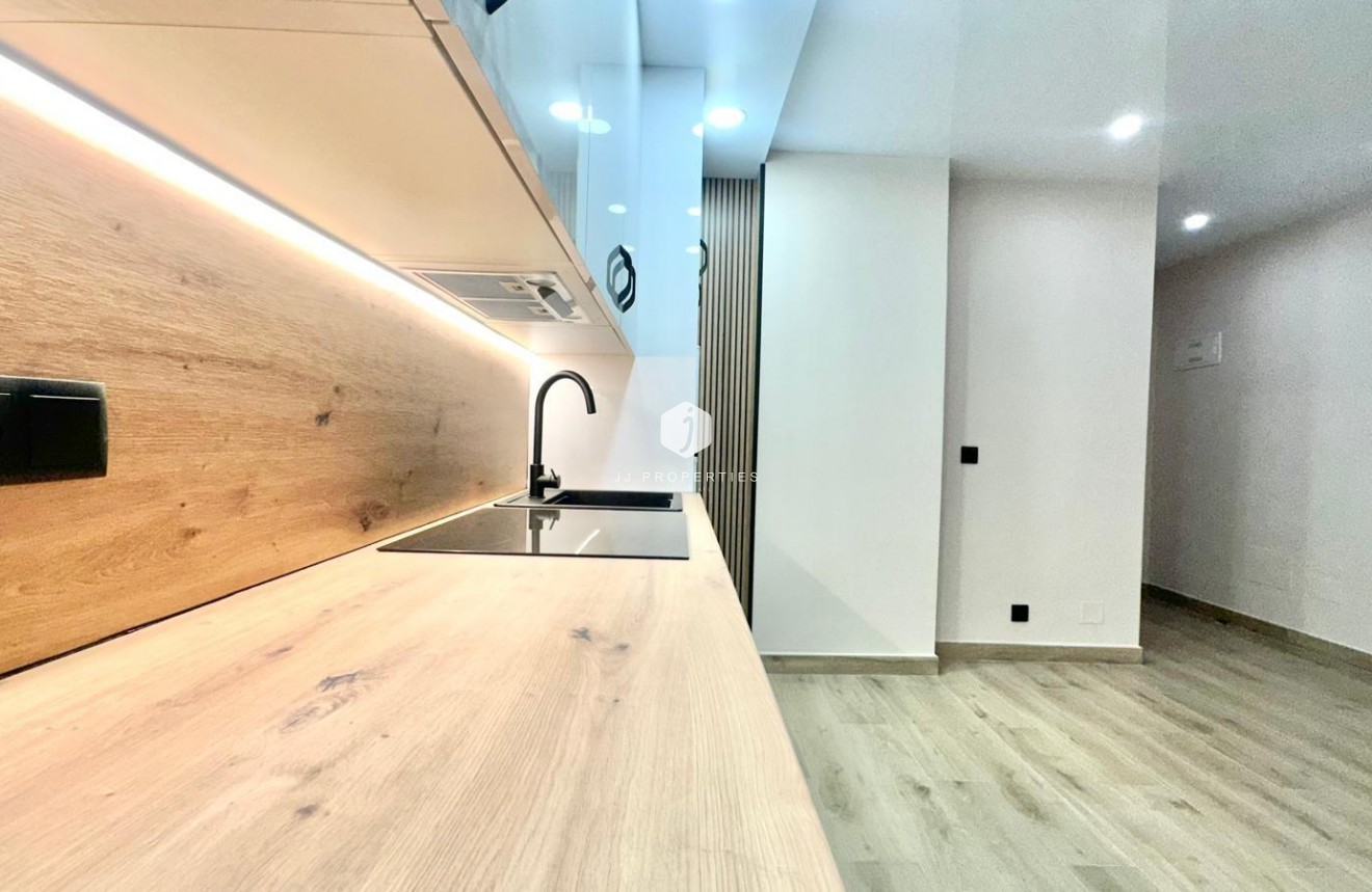 Resale - Apartment / flat -
Torrevieja - Centro