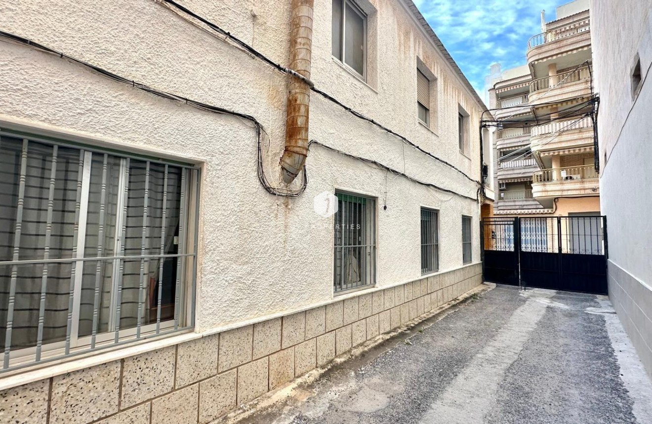 Resale - Chalet -
Torrevieja - Playa del Cura